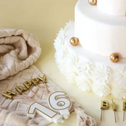 Bougie chiffre 9 blanche avec liseré doré